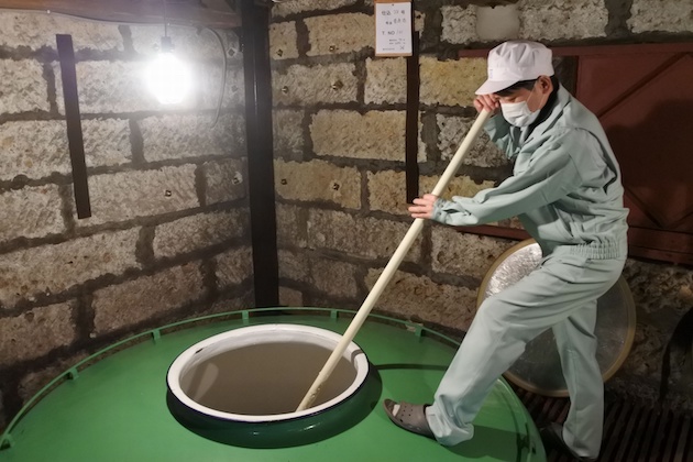 もろみの管理を行う鈴木杜氏