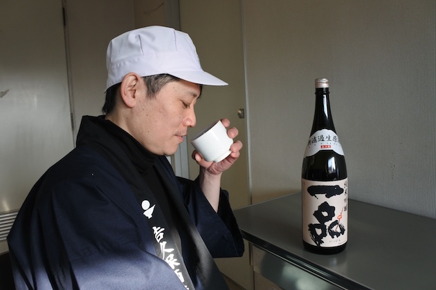 唎酒をする鈴木杜氏