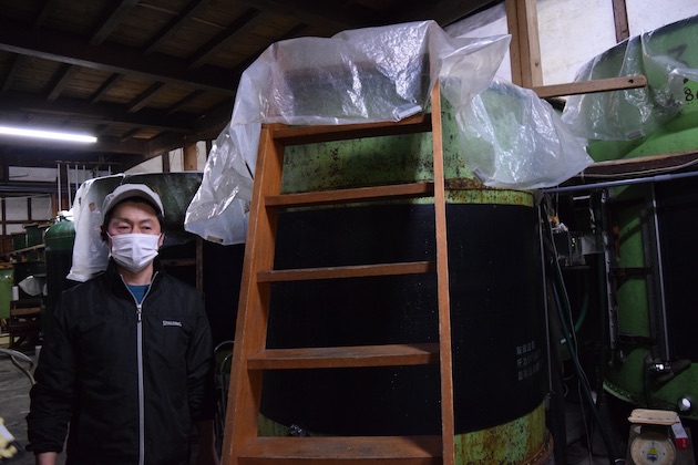 タンクの前に立つ松原さん