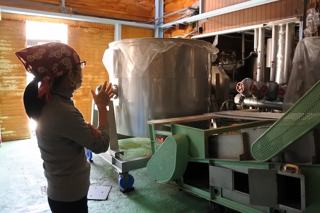 放冷機の前で説明する今田さん