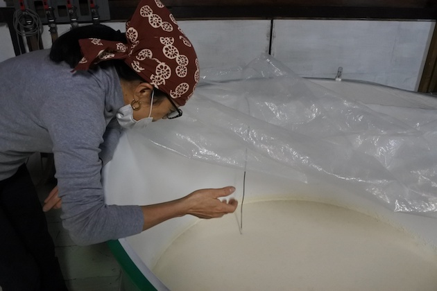 もろみの管理を行う今田さん