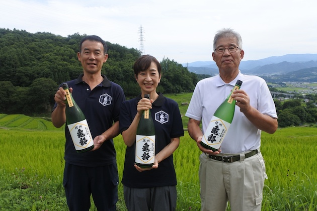 棚田を前にした関係者集合写真