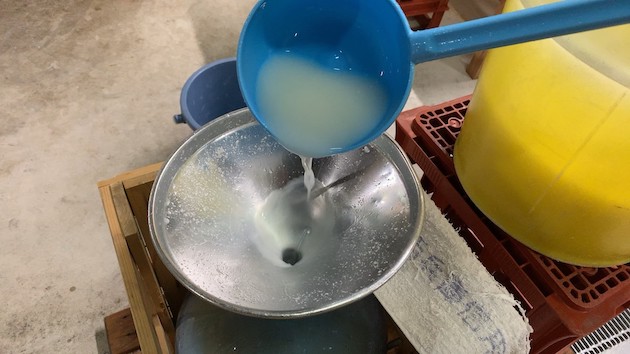 おりを集める作業の写真