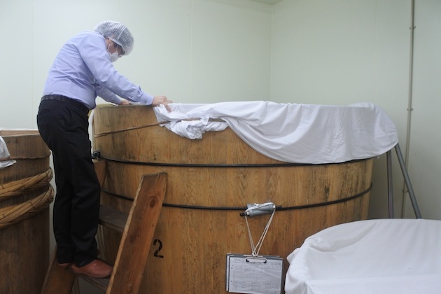 大型の木桶と遊佐社長