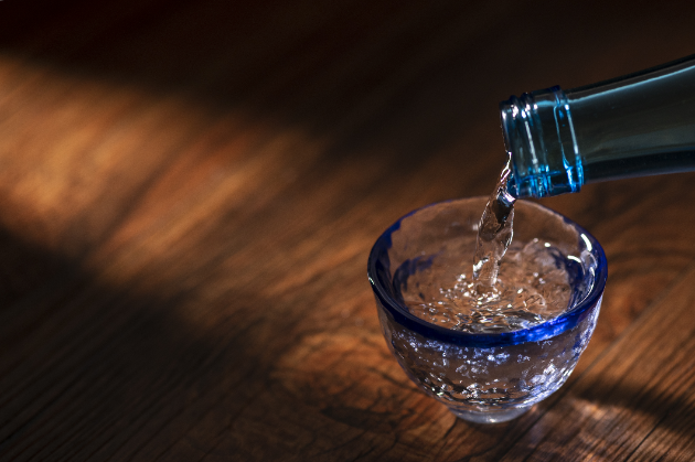 Glass into which sake is poured