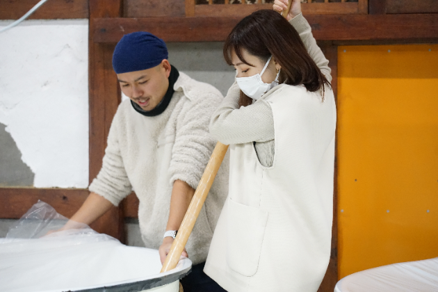 「櫂入れ」をおこなう高野さん