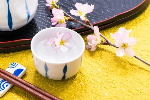 桜と日本酒のイメージ画像