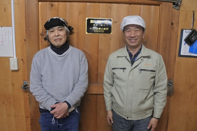 麹室の前で蔵元と杜氏