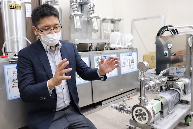 ポンプの前で語る菊田社長