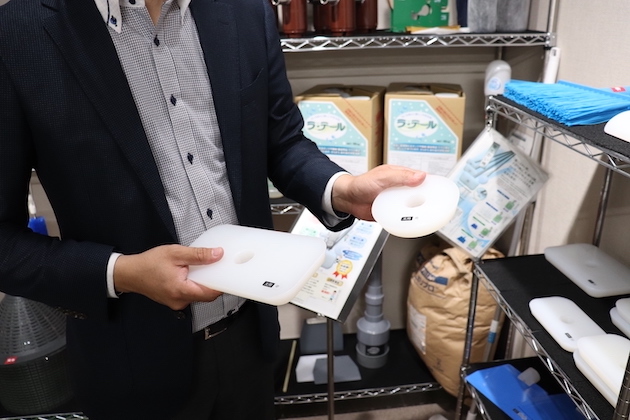 商品の説明をする菊田社長