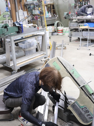 加工を手掛ける、キクプランドゥーの社員