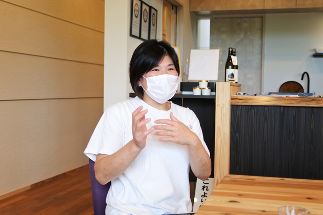 藤岡さんのインタビュー中風景2