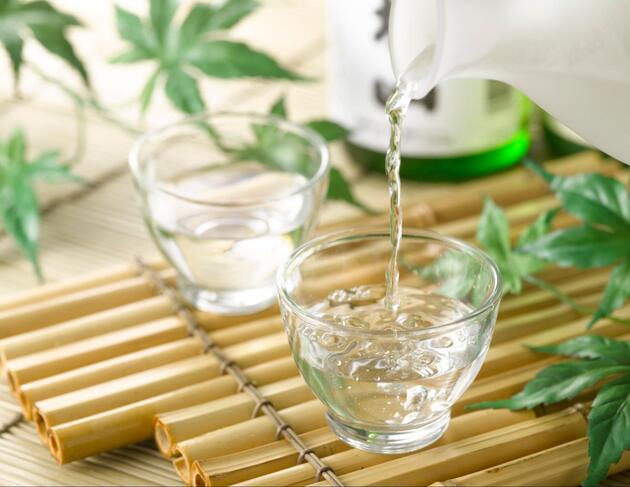 ガラス製のおちょこ