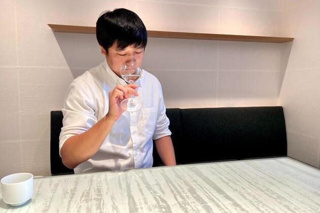 テイスティングする河瀬さん