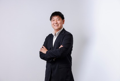 河瀬さん（スーツ姿）