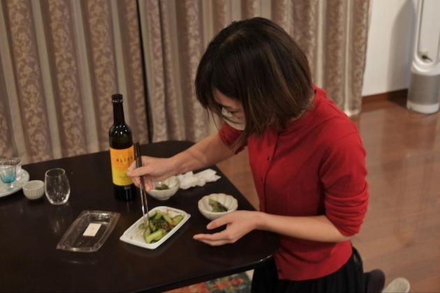 きゅうりを盛り付けるまるやまさん