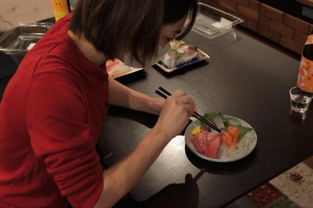 盛り付けを整えるまるやまさん