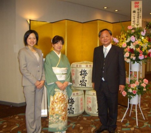 吉田佳代社長(左)と父の暁(あきら)会長(右)