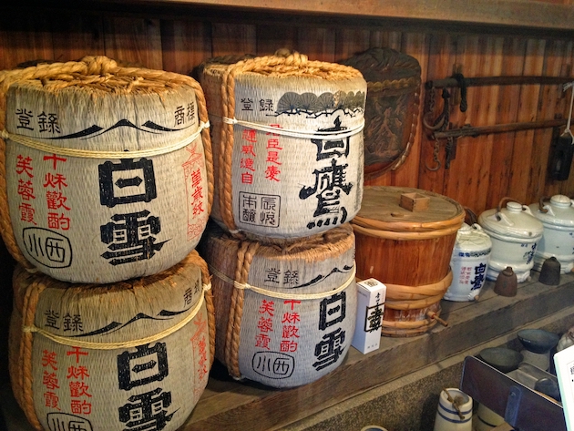 白鷹と白雪の菰樽