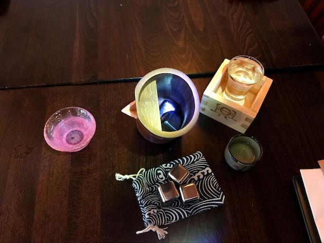 ステンレスアイスキューブの入った徳利