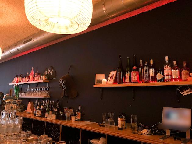 店内のバーカウンター