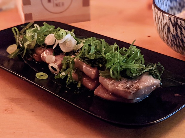 オランダ名物ハーリングの刺身風。生姜ポン酢と青ネギ、シソで脂がのったハーリングをさっぱりと