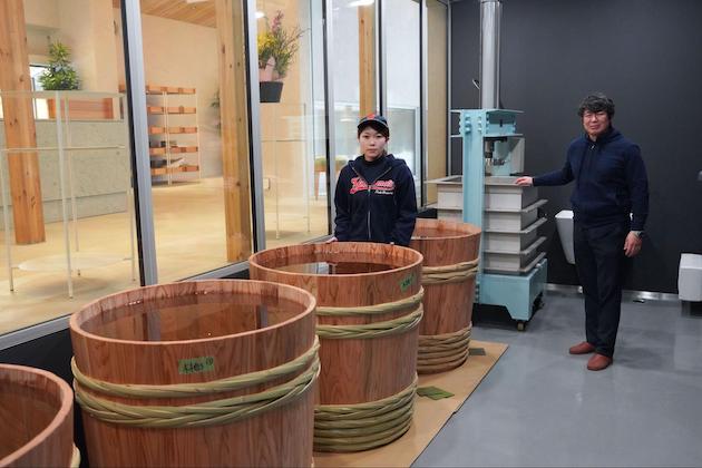 カフェと醸造所の間はガラス張りになっており、造りの様子を見ることができる。