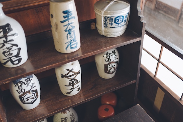 平六商店の銘が入った通い徳利