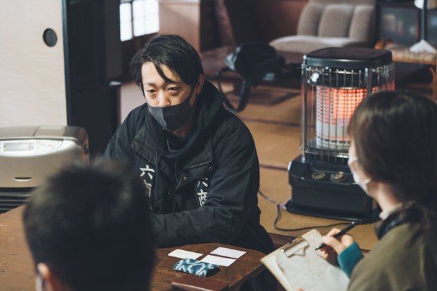 インタビュー中の平井佑樹さん