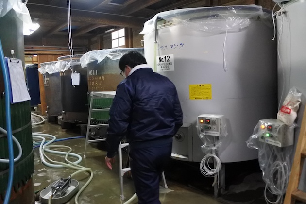 酒造内観、タンクが並んでいる様子