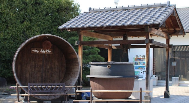 浜福鶴　吟醸工房前の桶と釜