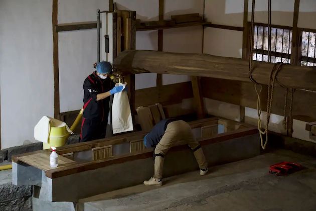 吉田屋内観、搾りの様子