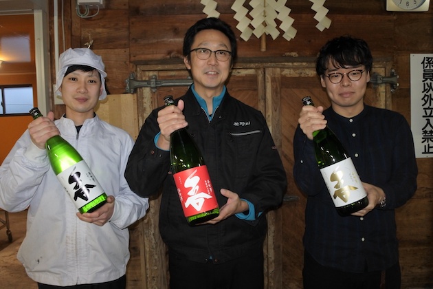 左から杜氏の阿部龍弥さん、佐藤淳平社長、営業課長の北山幸輝さん（2017年撮影）