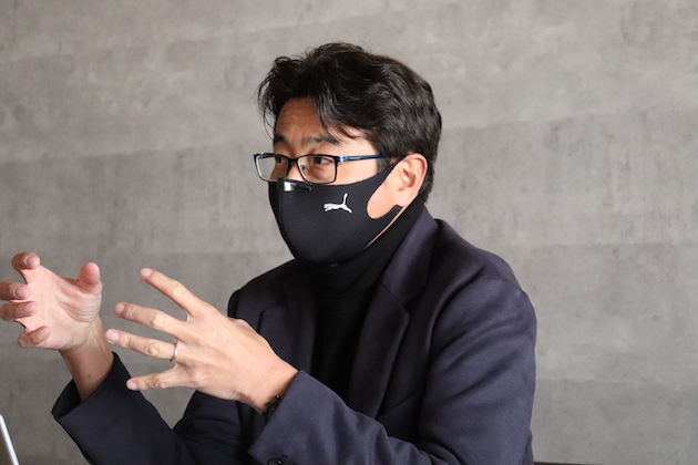 インタビュー中の吉田さん