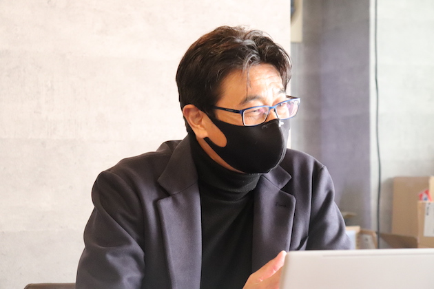 インタビューに応じる吉田さん