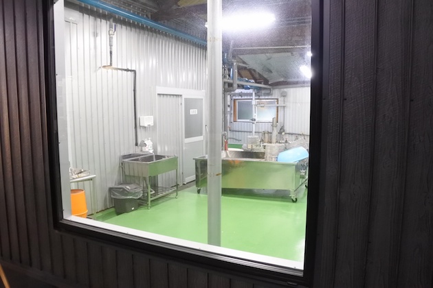 ガラス窓から見られる原料処理場