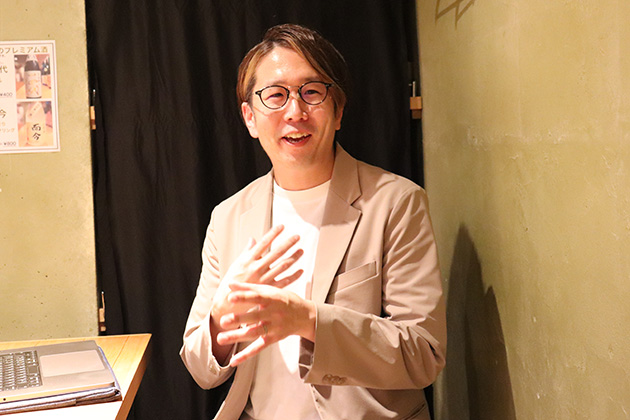 インタビューに答える、カイさん