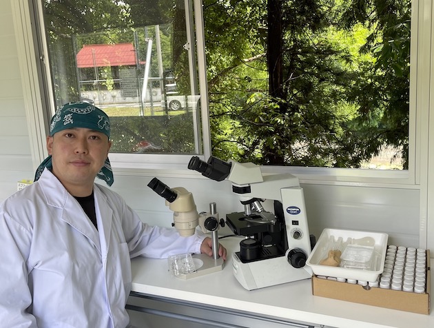 生物研究中の若林さん