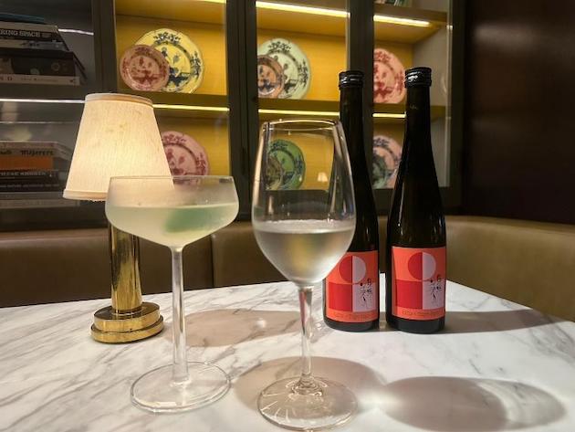 ワイングラスに注がれた日本酒