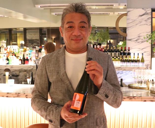 日本酒を持つ、澄川酒造場　代表 取締役社長・澄川宜史さん