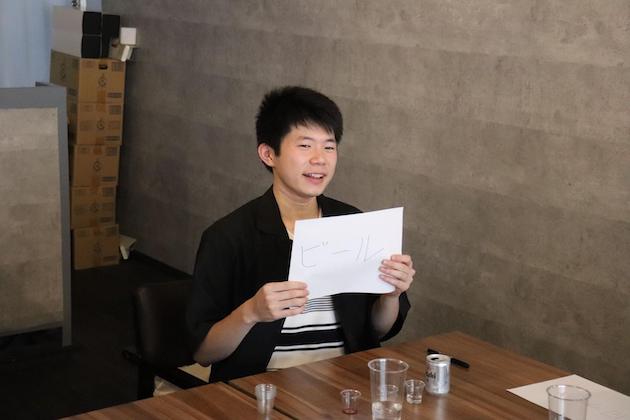 意思表示するMさん