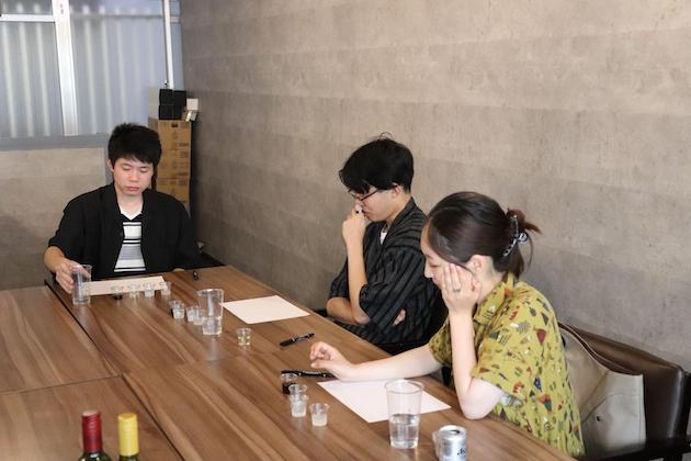 真剣に悩む参加者のみなさん