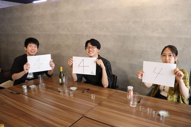 一斉発表する3人