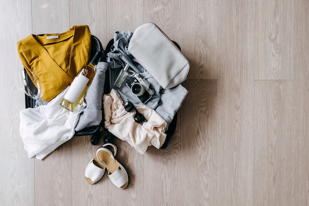 スーツケースに詰め込まれた荷物