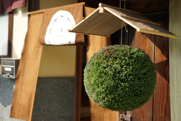 吊り下げられた杉玉