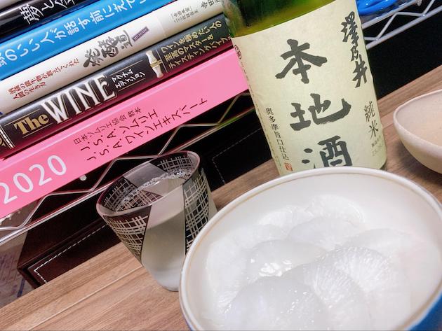 日本酒書籍とおつまみと、澤乃井純 米本地酒