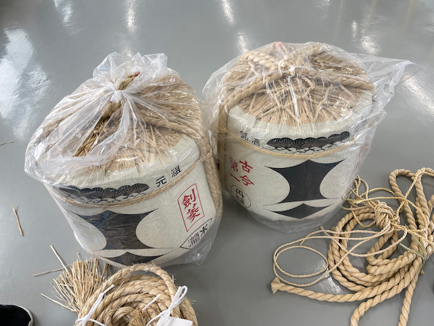 剣菱はビニルではなく稲わらを使った縄づくりの技術を継承している