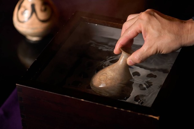 徳利を湯煎している様子