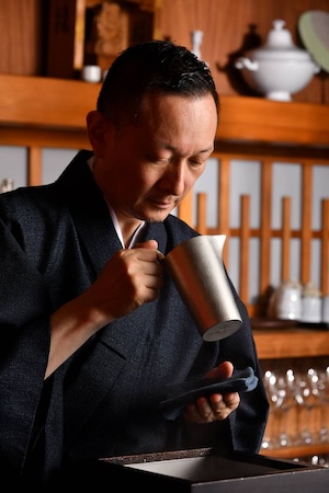 燗酒の様子を見る多田さん