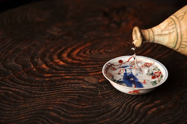 杯に注がれる燗酒